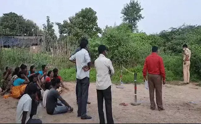 ప్రేమ వ్యవహారం.. యువకుడిని గొడ్డలితో నరికి.. ప్రేమ వ్యవహారం.. యువకుడిని గొడ్డలితో నరికి..