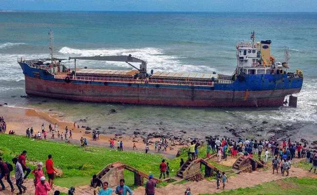 విశాఖ తీరానికి కొట్టుకొచ్చిన బంగ్లాదేశ్‌కు చెందిన నౌక