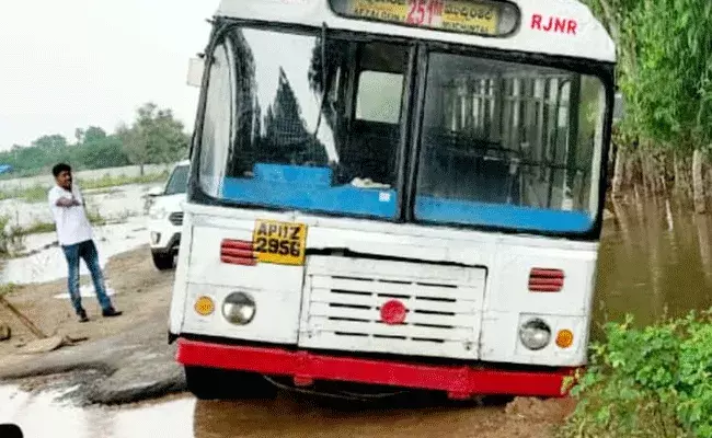 రోడ్డుపై ఊడిన బస్సు వెనుక చక్రాలు.. తృటిలో తప్పిన ప్రమాదం రోడ్డుపై ఊడిన బస్సు వెనుక చక్రాలు.. తృటిలో తప్పిన ప్రమాదం