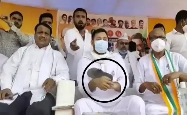 తేజస్వియాదవ్పై చెప్పులు విసిరిన దుండగులు తేజస్వియాదవ్పై చెప్పులు విసిరిన దుండగులు