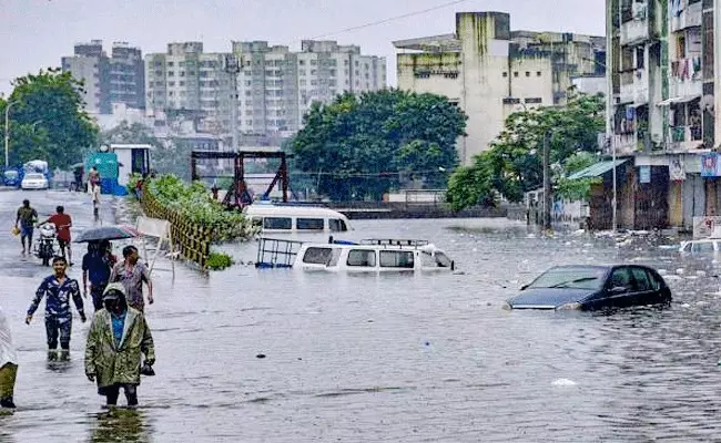 హైదరాబాద్లో మరోరెండు రోజుల పాటు భారీ వర్షాలు కురిసే అవకాశం! హైదరాబాద్లో మరోరెండు రోజుల పాటు భారీ వర్షాలు కురిసే అవకాశం!