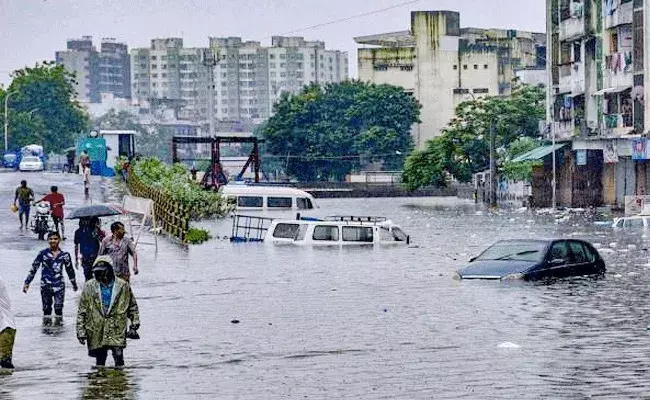 హైదరాబాద్లో మరోరెండు రోజుల పాటు భారీ వర్షాలు కురిసే అవకాశం! హైదరాబాద్లో మరోరెండు రోజుల పాటు భారీ వర్షాలు కురిసే అవకాశం!