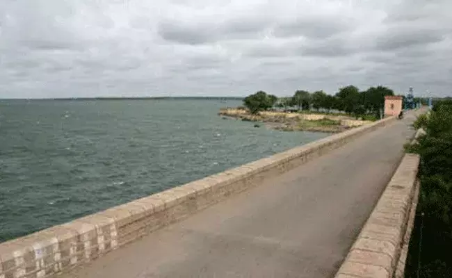 నిండిపోయిన గండిపేట చెరువు.. ఇళ్లు ఖాళీ చేయాలని చాటింపు వేయిస్తున్న అధికారులు నిండిపోయిన గండిపేట చెరువు.. ఇళ్లు ఖాళీ చేయాలని చాటింపు వేయిస్తున్న అధికారులు