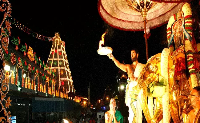 చక్రస్నానంతో శ్రీవారి నవరాత్రి బ్రహ్మోత్సవాలు ముగింపు చక్రస్నానంతో శ్రీవారి నవరాత్రి బ్రహ్మోత్సవాలు ముగింపు