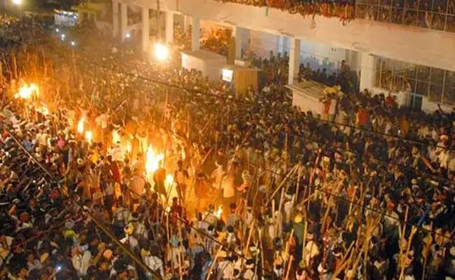 కర్రల సమరానికి సిద్ధమైన దేవరగట్టు.. అర్ధరాత్రి అగ్గి దివిటీలు.. కర్రల సమరానికి సిద్ధమైన దేవరగట్టు.. అర్ధరాత్రి అగ్గి దివిటీలు..