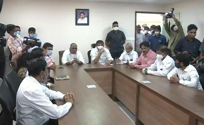 విశాఖలో మెట్రోరైల్ కార్యాలయాన్ని ప్రారంభించిన మంత్రి బొత్స విశాఖలో మెట్రోరైల్ కార్యాలయాన్ని ప్రారంభించిన మంత్రి బొత్స