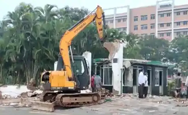 గీతం నిర్మాణాల కూల్చివేత.. జగన్ ఫాసిస్టు ధోరణికి నిదర్శనం : టీడీపీ నేతలు గీతం నిర్మాణాల కూల్చివేత.. జగన్ ఫాసిస్టు ధోరణికి నిదర్శనం : టీడీపీ నేతలు