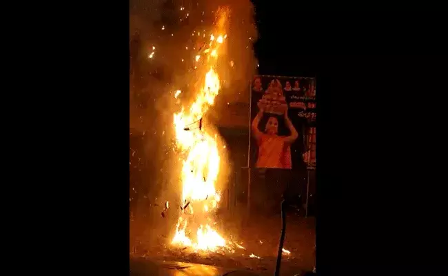 మహిషాసుర బొమ్మపై పెట్రోల్ పోస్తున్న వ్యక్తికి అంటుకున్న మంటలు