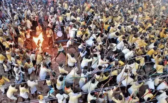 పోలీసులు ఎన్ని ఆంక్షలు పెట్టినా.. దేవరట్టులో ఆగని కర్రల సమరం పోలీసులు ఎన్ని ఆంక్షలు పెట్టినా.. దేవరట్టులో ఆగని కర్రల సమరం