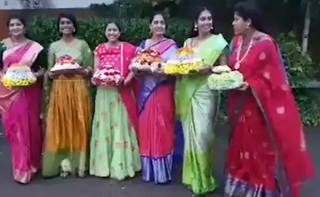 లండన్‌లో వైభవంగా బతుకమ్మ సంబరాలు