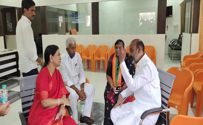 పడిపోయిన షుగర్ లెవెల్స్ .. దీక్ష విరమించిన బండి సంజయ్ పడిపోయిన షుగర్ లెవెల్స్ .. దీక్ష విరమించిన బండి సంజయ్