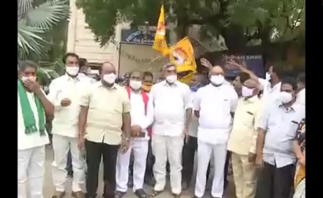 రాజధాని రైతులకు బేడీలు : గుంటూరు సబ్ జైలు వద్ద నిరసన రాజధాని రైతులకు బేడీలు : గుంటూరు సబ్ జైలు వద్ద నిరసన