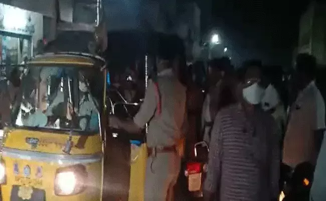 చిన్నారితో 50 ఏళ్ల వ్యక్తి అసభ్య ప్రవర్తన..నగ్నంగా ఊరేగించిన స్థానికులు చిన్నారితో 50 ఏళ్ల వ్యక్తి అసభ్య ప్రవర్తన..నగ్నంగా ఊరేగించిన స్థానికులు