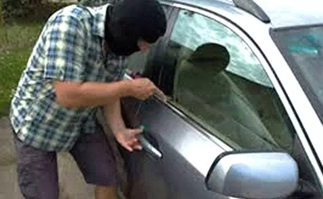 గుడ్‌జాబ్.. కారుని అమ్మడం.. కొట్టేయడం