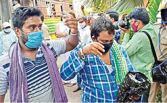 అమరావతి రైతులకు సంకెళ్లు వేయడం సిగ్గుచేటు : సీపీఐ అమరావతి రైతులకు సంకెళ్లు వేయడం సిగ్గుచేటు : సీపీఐ