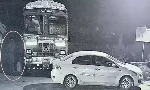 దర్జాగా కారులో వచ్చి పార్కింగ్లో ఉన్న వాహనాల్లో డీజిల్ చోరీ దర్జాగా కారులో వచ్చి పార్కింగ్లో ఉన్న వాహనాల్లో డీజిల్ చోరీ