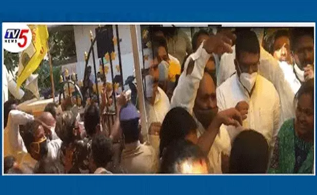 గుంటూరులో హైటెన్షన్‌.. నేతలు బయటికి రాకుండా తాడు కట్టేసిన పోలీసులు