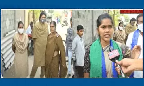 దళిత మహిళ జేఏసీ నాయకురాలు శిరీషను అడ్డుకున్న పోలీసులు దళిత మహిళ జేఏసీ నాయకురాలు శిరీషను అడ్డుకున్న పోలీసులు