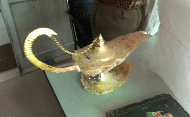 డాక్టర్ని మోసం చేసిన అల్లా ఉద్దీన్ అద్భుత దీపం.. డాక్టర్ని మోసం చేసిన అల్లా ఉద్దీన్ అద్భుత దీపం..