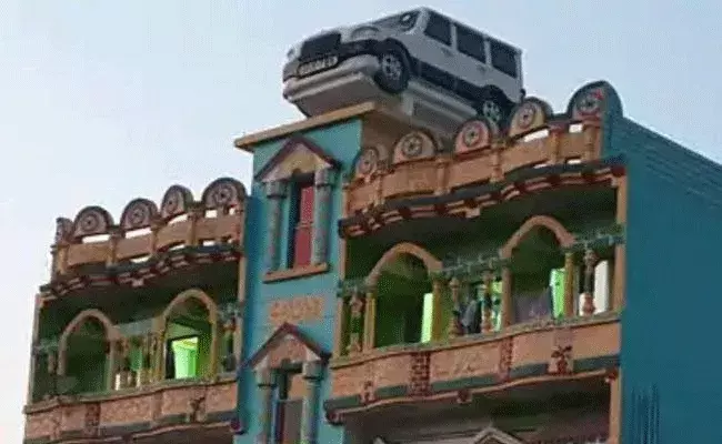 శ్రీమతి కోరికను కాదనలేని శ్రీవారు.. కారుని ఇల్లెక్కించారు..