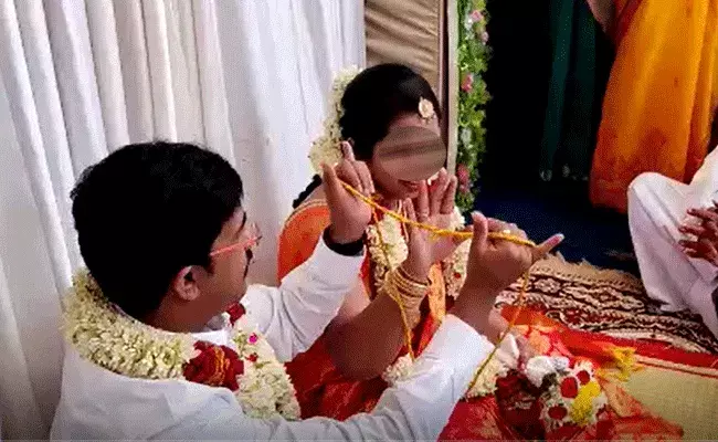 సరిగ్గా తాళి కట్టే సమయానికి పెళ్లి కొడుక్కి షాకిచ్చిన పెళ్లి కూతురు సరిగ్గా తాళి కట్టే సమయానికి పెళ్లి కొడుక్కి షాకిచ్చిన పెళ్లి కూతురు