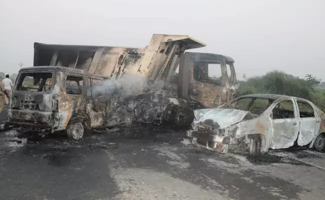 టిప్పర్ను ఢీకొన్న టాటా సుమో, కారు.. నలుగురు సజీవ దహనం టిప్పర్ను ఢీకొన్న టాటా సుమో, కారు.. నలుగురు సజీవ దహనం