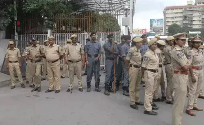 ప్రగతి భవన్ దగ్గర భారీగా భద్రతా దళాల మోహరింపు ప్రగతి భవన్ దగ్గర భారీగా భద్రతా దళాల మోహరింపు