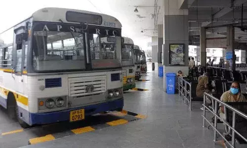 ఏపీకి వెళ్లొస్తారా.. బస్సులు తిరుగుతున్నాయ్.. ఏపీకి వెళ్లొస్తారా.. బస్సులు తిరుగుతున్నాయ్..