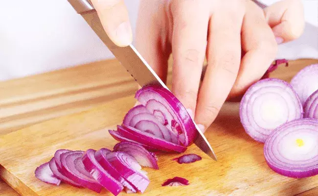 కట్ చేసిన ఉల్లి పాయలు కవర్లో పెట్టి ఫిజ్లో పెడుతున్నారా.. ఇది తెలిస్తే కట్ చేసిన ఉల్లి పాయలు కవర్లో పెట్టి ఫిజ్లో పెడుతున్నారా.. ఇది తెలిస్తే