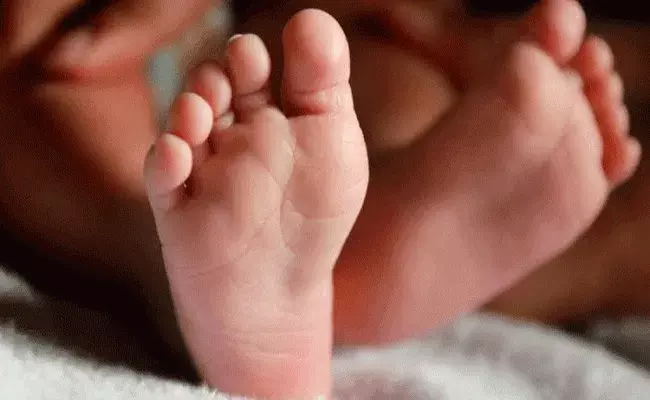 పిల్లాడి ప్రాణం తీసిన కాటుక డబ్బా.. పిల్లాడి ప్రాణం తీసిన కాటుక డబ్బా..