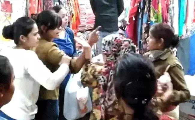 ఆంటీ అంటున్నారా.. అయితే జాగ్రత్త.. వాయించేస్తారిలా.. వీడియో వైరల్ ఆంటీ అంటున్నారా.. అయితే జాగ్రత్త.. వాయించేస్తారిలా.. వీడియో వైరల్