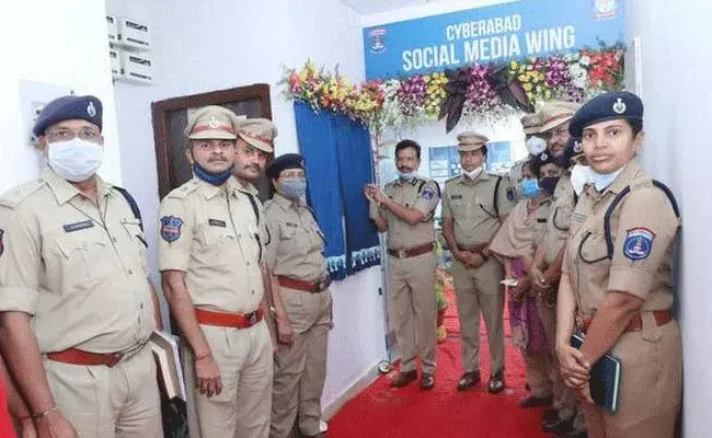 సోషల్ మీడియా అరాచకాలకు చెక్ పెట్టనున్న సైబరాబాద్ పోలీసులు సోషల్ మీడియా అరాచకాలకు చెక్ పెట్టనున్న సైబరాబాద్ పోలీసులు