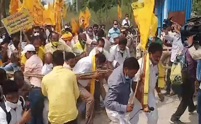 విజయనగరంలో టీడీపీ నేతలను అడ్డుకున్న పోలీసులు విజయనగరంలో టీడీపీ నేతలను అడ్డుకున్న పోలీసులు