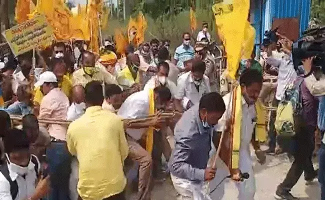 విజయనగరంలో టీడీపీ నేతలను అడ్డుకున్న పోలీసులు