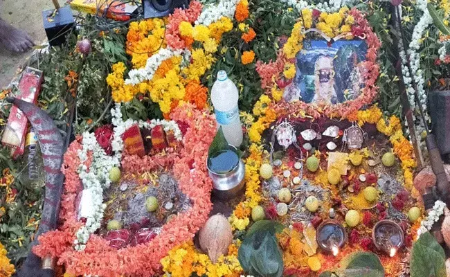 క్షుద్రపూజల కలకలం.. సృహతప్పి పడిపోయిన వ్యక్తి క్షుద్రపూజల కలకలం.. సృహతప్పి పడిపోయిన వ్యక్తి