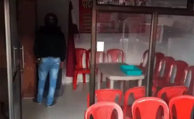 మహానుభావుడు.. అమరావతి ఏటీఎం సెంటర్లో జ్యూస్ షాప్ పెట్టేశాడు.. మరి అయ్యవార్లు ఏం చేస్తున్నారో.. మహానుభావుడు.. అమరావతి ఏటీఎం సెంటర్లో జ్యూస్ షాప్ పెట్టేశాడు.. మరి అయ్యవార్లు ఏం చేస్తున్నారో..