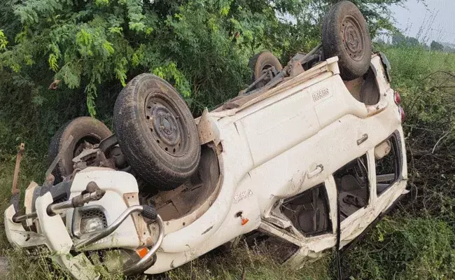 ఎమ్మెల్యే శ్రీదేవి బర్త్డే వేడుకలో పాల్గొని వెళ్తున్న వైసీపీ కార్యకర్తలు మృతి ఎమ్మెల్యే శ్రీదేవి బర్త్డే వేడుకలో పాల్గొని వెళ్తున్న వైసీపీ కార్యకర్తలు మృతి