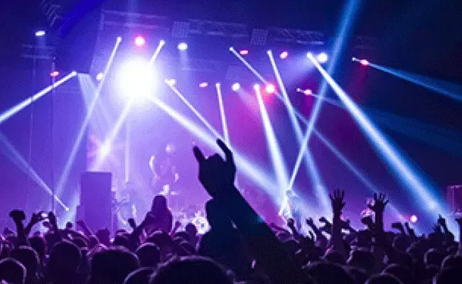 కోవిడ్‌ రూల్స్‌ బ్రేక్‌.. నాలుగు పబ్‌లపై కేసులు నమోదు