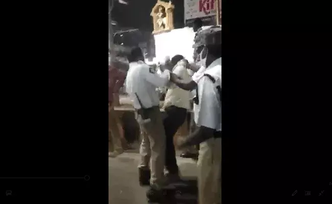 మహిళపై దాడికి యత్నించిన ఇద్దరి తాట తీసిన పోలీసులు మహిళపై దాడికి యత్నించిన ఇద్దరి తాట తీసిన పోలీసులు