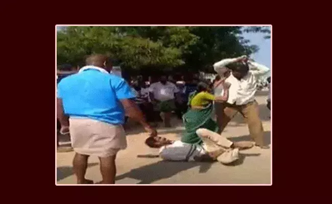 మానసిక రోగిని నడిరోడ్డుపై తాళ్లతో కట్టి చితకబాదిన సర్పంచ్ కొడుకు మానసిక రోగిని నడిరోడ్డుపై తాళ్లతో కట్టి చితకబాదిన సర్పంచ్ కొడుకు