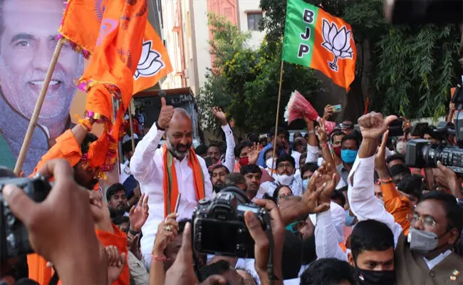 వరంగల్ మేయర్ పీఠంపై గురిపెట్టిన బీజేపీ నేతలు వరంగల్ మేయర్ పీఠంపై గురిపెట్టిన బీజేపీ నేతలు