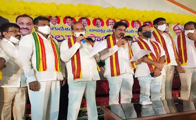 టీడీపీ బాపట్ల పార్లమెంట్ ఇన్చార్జ్గా సాంబశివరావు ప్రమాణస్వీకారం టీడీపీ బాపట్ల పార్లమెంట్ ఇన్చార్జ్గా సాంబశివరావు ప్రమాణస్వీకారం