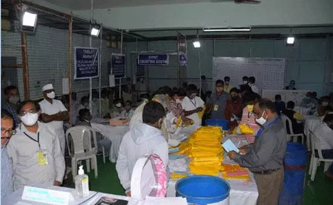 దుబ్బాకలో విజేత ఎవరో మరి కాసేపట్లో.. తొలి రౌండ్‌లో..