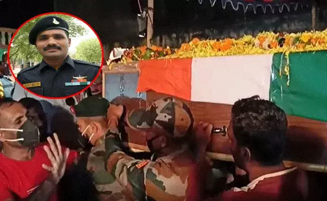 స్వగ్రామానికి జవాన్ ప్రవీణ్కుమార్రెడ్డి పార్ధివదేహం స్వగ్రామానికి జవాన్ ప్రవీణ్కుమార్రెడ్డి పార్ధివదేహం