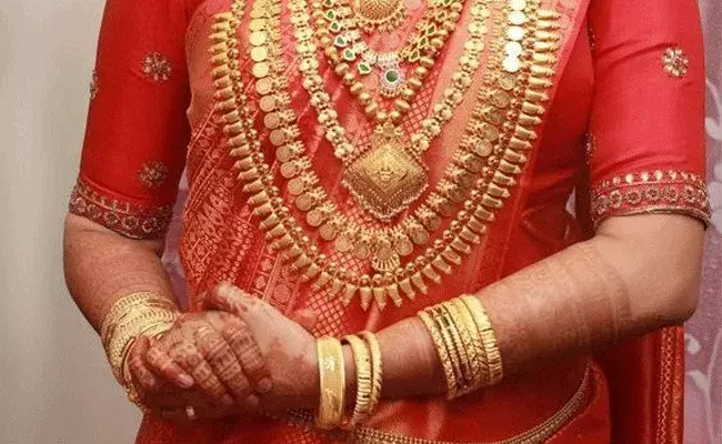 భారీగా తగ్గిన బంగారం వెండి ధరలు..