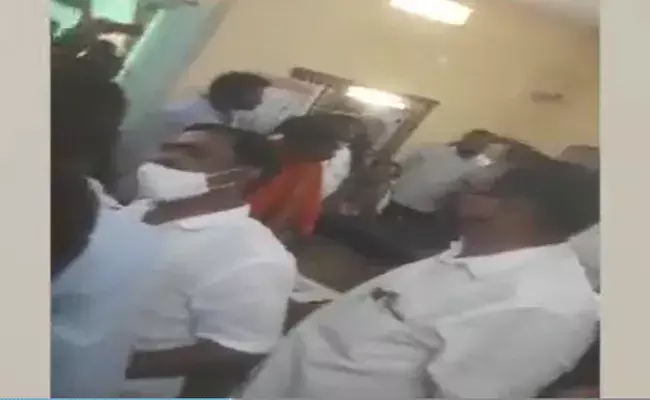 ఉత్తమ్‌ సమక్షంలో కాంగ్రెస్, టీఆర్ఎస్‌ కార్యకర్తల బాహాబాహీ