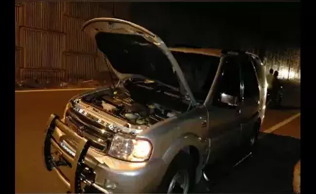 చంద్రబాబు..కాన్వాయ్లోని ఓ కారులో సాంకేతిక లోపం చంద్రబాబు..కాన్వాయ్లోని ఓ కారులో సాంకేతిక లోపం