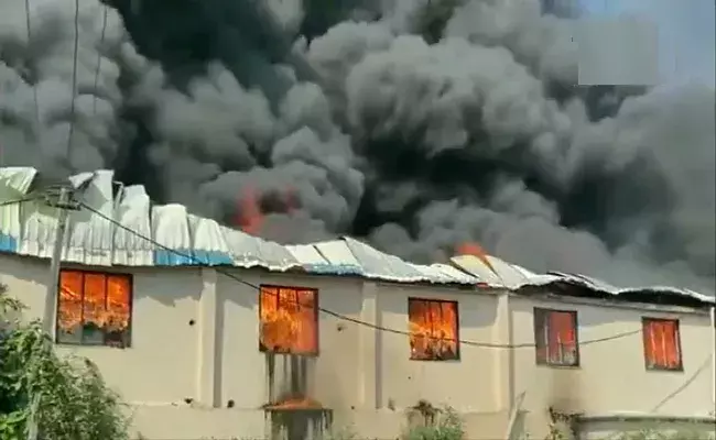 గుజరాత్లోని వల్సద్లో భారీ అగ్ని ప్రమాదం గుజరాత్లోని వల్సద్లో భారీ అగ్ని ప్రమాదం