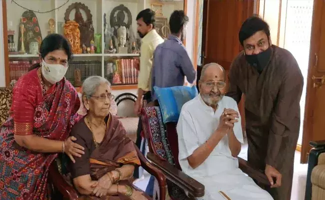 కళాతపస్వి కె.విశ్వనాథ్‌ను కలిసిన మెగాస్టార్‌ చిరంజీవి దంపతులు