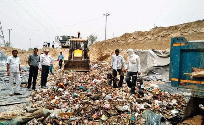 పండక్కి ఇల్లు క్లీన్ చేస్తూ 3 లక్షలు విలువ చేసే బంగారాన్ని చెత్తలో.. పండక్కి ఇల్లు క్లీన్ చేస్తూ 3 లక్షలు విలువ చేసే బంగారాన్ని చెత్తలో..